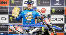 Jānis Reišulis ar Eiropas čempionāta EMX250 klases čempiona medaļu.