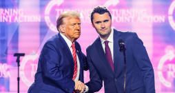 Aktīvists Čārlijs Kērks (R) uzstājas uz skatuves kopā ar prezidentu Donaldu Trampu pasākumā America Fest 2024 Fīniksā, Arizonā, 2024. gada 22. decembrī. 