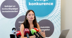 Konkurences padomes priekšsēdētāja pienākumu izpildītāja Ieva Šmite piedalās preses konferencē, kurā informē par pieņemto lēmumu, ar kuru konstatēts kartelis piecu būvniecības uzņēmumu starpā, kas ietekmējis vairāk nekā 30 iepirkumus visā Latvijas teritorijā.