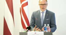 Aizsardzības ministrs Andris Sprūds piedalās preses konferencē, kurā informē par gaisa telpas slēgšanu Latvijas austrumu pierobežā, pēc tam kad Polijas gaisa telpā ielauzās vairāki krievu uzbrukuma lidroboti.