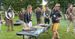 Konferencē "Bērni dabā" Dānijā rāda un stāsta, kā labāk bērnus iepazīstināt ar medību procesiem.