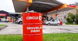 Degvielas uzpildes stacija "Circle K", kur degvielai samazināta cena par 0,15 eiro litrā.