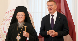 Valsts prezidents Edgars Rinkēvičs (no labās) un Konstantinopoles ekumeniskais patriarhs Bartolomejs I tikšanās laikā Rīgas pilī.