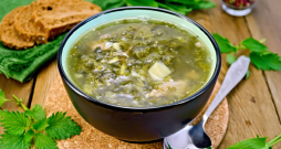 Zupa no gārsas, nātrēm un skābenēm.