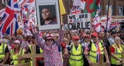 Imigrācijas pretinieku protesta akcijas dalībnieki Londonā sestdien pieminēja arī pagājušajā nedēļā nogalināto amerikāņu konservatīvo aktīvistu Čārliju Kērku.