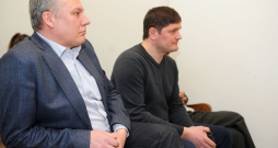 Apsūdzētie Rīgas pils priekšpils būvdarbu vadītājs Ivars Rība (no kreisās) un Juris Kassalietis.
