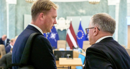 Ekonomikas ministrs Viktors Valainis (no kreisās) un finanšu ministrs Arvils Ašeradens pirms Ministru kabineta sēdes. Lai gan šonedēļ valdībai bija jāskata budžets, ZZS to nobremzējusi, jo vēl esot nepieciešama diskusija par vairākiem svarīgiem jautājumiem.
