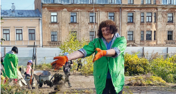 Ainavas tapšana: no haosa uz harmoniju. Pirmā talka Sporta pils dārzos, 2020. gads. Foto no grāmatas "Iekustināt ainavu telpu"