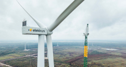 Laflora Energy vēja parkā samontēta pirmā Latvijā lielākā vēja turbīna.