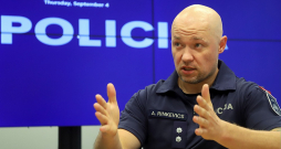 Valsts Policijas Galvenās kārtības policijas pārvaldes Prevencijas vadības biroja priekšnieks Andis Rinkevics pārliecināts, ka elektroniskā uzraudzība būtu ieviesta tik un tā – ar vai bez Stambulas konvencijas un valsts apstiprinātā vardarbības apkarošanas plāna.