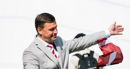 Jānis Rozenbergs: "Lauku teritorijās jautājums nr. 1 ir ceļi. To uzturēšana, segumu kvalitāte. Otrs ir izglītības un kultūras pieejamības jautājums." Attēlā – Jānis Rozenbergs sveic šīsvasaras Latvijas Skolu jaunatnes dziesmu un deju svētku gājiena dalībniekus Rīgā.