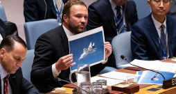 Igaunijas ārlietu ministrs Marguss Cahkna ANO Drošības padomes sēdē demonstrē valsts gaisa telpu pārkāpušo Krievijas iznīcinātāju uzņēmumus. Pa kreisi no Cahknas Polijas ārlietu ministrs Radoslavs Sikorskis.