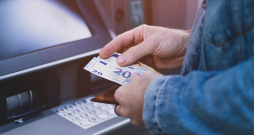 Ņemot vērā krāpšanas tendences attiecībā uz skaidras naudas darījumiem, bankas aicina klientus izvērtēt sev ikdienā nepieciešamo skaidras naudas izmaksas limitu un neturēt to nevajadzīgi lielu.