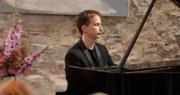 Pagājušās nedēļas nogalē Mazās Mežotnes pils koncertsezona noslēdzās ar talantīgā pianista Daumanta Liepiņa solokoncertu.