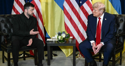 Ukrainas prezidenta Volodimira Zelenska (no kreisās) un ASV prezidenta Donalda Trampa saruna otrdien Ņujorkā ANO Ģenerālās asamblejas laikā.