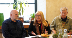 Mūziķis Jānis Bukums (no kreisās), festivāla "Bildes" rīkotāja Tija Auziņa un mūziķis Andris Freidenfelds (Fredis) piedalās preses konferencē, kurā informē par mūzikas un mākslas festivālu "Bildes 2025".