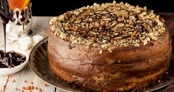 Šokolādes un putukrējuma torte.