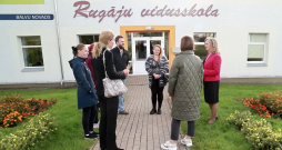Rugāju iedzīvotāji sašutuši par Balvu novada pašvaldības lēmumu reorganizēt Rugāju vidusskolu, slēdzot vidusskolas posmu.