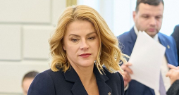 Premjere Evika Siliņa esot brīdinājusi, ka varot pieprasīt labklājības ministra demisiju, ja ZZS balsos par opozīcijas ierosinājumu. Labklājības ministrs Reinis Uzulnieks savukārt paziņojis, ka "premjeres stingrība ir saprotama, taču valdībā mēs neesam bērni, bet līdzvērtīgi partneri, kuriem jāsadarbojas un jāstrādā kā komandai".