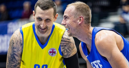 Latvijas basketbola veterāni – ventspilnieks Ronalds Zaķis (no kreisās) un ogrēnietis Kristaps Dārgais – sezonu sagaida labā noskaņojumā. Pārbaudes mačā "Ventspils" uzvarēja ar 85:83.