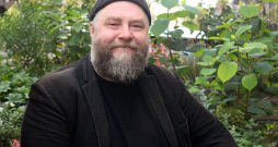 Reinis Pētersons savas dzīves un mākslas piepildījuma vietā Tērbatas ielā.