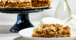 Medus kūka ar ciedru  riekstiem.