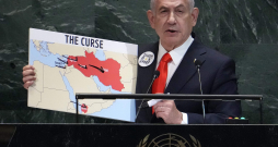 Izraēlas premjerministrs Benjamins Netanjahu tur rokās karti, uzstājoties ANO Ģenerālās asamblejas Ģenerāldebatēs Apvienoto Nāciju Organizācijas galvenajā mītnē Ņujorkā 2025. gada 26. septembrī.