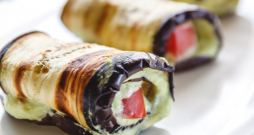 Karstā baklažānu uzkoda ar mocarellu.