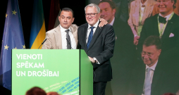 Veselības ministrs Hosams Abu Meri (no kreisās) un finanšu ministrs Arvils Ašeradens partijas "Vienotība" kongresā.