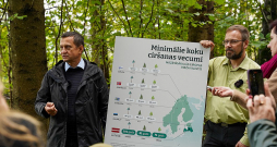 A. Krauze: "Saimniekojot gudri, mēs ātrāk varam tikt pie nepieciešamo dimensiju kokmateriāliem un vairāk piesaistīt CO2, tā mazinot ietekmi uz klimata pārmaiņām."