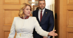 Ministru prezidente Evika Siliņa labklājības ministram Reinim Uzulniekam uzdeva skaidrot, ko Labklājības ministrija paveikusi, lai īstenotu Stambulas konvenciju. Premjere ministram rezolūciju pasniedza žurnālistu klātbūtnē, piebilstot, ka ministrija acīmredzot nav darījusi pietiekami, lai Uzulnieka pārstāvētās partijas deputātiem skaidrotu Stambulas konvenciju.