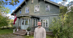 Zaļās villas īpašnieks Andris Strapcāns turpina atjaunot ēku, gada laikā iecerējis izbūvēt divus īres dzīvokļus. Attēlā: saimnieks pie ieejas uz labbūtības centru.