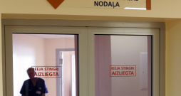 Kuldīgas slimnīcas intensīvās terapijas nodaļas durvis.