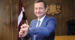 Zemkopības ministrs Armands Krauze: "Saimnieciskajos mežos īpašniekam ir jādod brīvība pašam pieņemt lēmumus, kā viņš apsaimnieko šos mežus. Nav pilnīgi nekādu pierādījumu aizdomām, ka, iegūstot šādu brīvību, saimniekam pēkšņi parādās vienas dienas domāšana un viņš ņem un visu uzreiz nocērt."