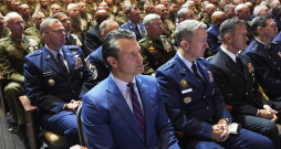 ASV aizsardzības ministrs Pīts Hegsets (pirmajā rindā pirmais no kreisās) un bruņoto spēku augstākie virsnieki jūras kājnieku bāzē Kvantiko klausās prezidenta Donalda Trampa runu.