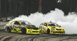 Starpkontinentālajā kausā Rīgā piektdien notiks kvalifikācijas braucieni, 45 autosportistiem noskaidrojot 32 labākos, kuri tiks pie iespējas sacensties par uzvaru sestdien. Drifta svētki turpināsies arī svētdien ar Baltijas čempionātu, kopā visās klasēs startējot 128 dalībniekiem.