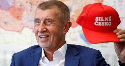 Bijušais Čehijas premjerministrs Andrejs Babišs pirms parlamenta vēlēšanām redzams ar ASV prezidenta Donalda Trampa stilā ieturētu sarkanu beisbola cepuri, kuras uzraksts vēsta par "Spēcīgu Čehiju".