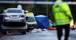 Policisti strādā notikuma vietā pēc nāvējoša terorakta Mančestrā, Lielbritānijā, 2025. gada 3. oktobrī. Divi cilvēki gāja bojā pēc uzbrukuma ar automašīnu un naža duršanu pie sinagogas Mančestrā 2. oktobrī, un uzbrucējs, kurš identificēts kā 35 gadus vecais Lielbritānijas pilsonis Džihads Al-Šamī, tika nošauts policijas operācijas laikā.
