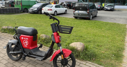 Koplietošanas "e-velosipēdu" operatora "Ride Mobility" (SIA "Ride") mopēds.