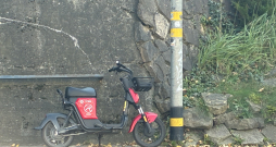 Koplietošanas "e-velosipēdu" operatora "Ride Mobility" (SIA "Ride") mopēds.