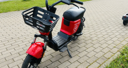 Koplietošanas "e-velosipēdu" operatora "Ride Mobility" (SIA "Ride") mopēds. Koplietošanas "e-velosipēdu" operatora "Ride Mobility" (SIA "Ride") mopēds.