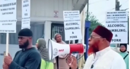 “Mēs sākam valsts mēroga protestu un demonstrāciju kampaņu pret visiem musulmaņu uzņēmumiem, kuros ir harāma preces,” septembra sākumā publicētā videoierakstā sociālajos tīklos solījis Hans.