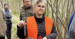 "Silavas" vadošā pētniece Dagnija Lazdiņa kopā ar žurnālistiem ceļā uz papeļu stādījumiem.