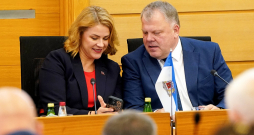 Ministru prezidente Evika Siliņa un Latvijas Pašvaldību savienības priekšsēdētājs Gints Kaminskis. Sēdē kopā ar LPS līderiem piedalījās arī vairāki ministri.