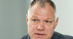 Jānis Ilsteris: "Kā pilsonis un nodokļu maksātājs izjūtu sāpi, kad ierēdņi vieglprātīgi izturas pret valsts naudu – bez sapratnes, ka, tērējot bezjēdzīgi, mazāk līdzekļu paliek sociālajām vajadzībām – izglītībai, veselības nozarei, aizsardzībai, drošībai. Kad atnācu uz Konkurences padomi, biju pārsteigts, ka neviens publiskais pasūtītājs nav cēlis prasību par nodarīto zaudējumu atlīdzināšanu pret iepirkuma kartelistiem."