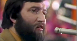 Uldis Stabulnieks ar dziesmu "Tik un tā" (Māras Zālītes vārdi) 1981. gada "Mikrofona" dziesmu aptaujā, kad tā kļuva par gada otru populārāko dziesmu Latvijā.