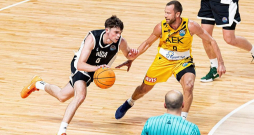 Jaunība pret pieredzi – Adrianam Andževam (no kreisās) pirmā spēle Čempionu līgā un lielajā Rīgas arēnā, viņam pretī 12 sezonas ULEB Eirolīgā spēlējušais Luks Lekavičs.
