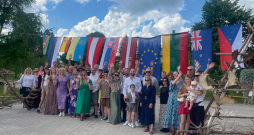Daudznacionālā briežaudzētāju komanda šāgada jūlijā Mores pagasta "Saulstaros". Daudznacionālā briežaudzētāju komanda šāgada jūlijā Mores pagasta "Saulstaros".