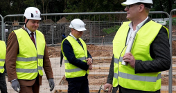 Gan sabiedrībai, gan arī daļai domnieku neizskatās, ka Rīgas domes koalīcija strādātu kā vienota komanda. Attēlā: Rīgas domes priekšsēdētājs Viesturs Kleinbergs (no labās) un Rīgas vicemērs īpašumu jautājumos Edvards Ratnieks (no kreisās) piedalās jaunās Mežaparka sākumskolas laika kapsulas iemūrēšanas pasākumā šā gada 15. septembrī.