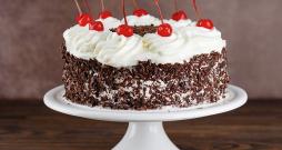 Šokolādes torte ar dzērveņu pildījumu.